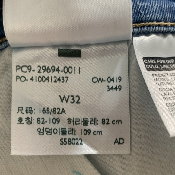 Levi’s Medium Wash “Classic Shorts” Stretch Denim 5 Pocket Style size 32 - Picture 12 of 12